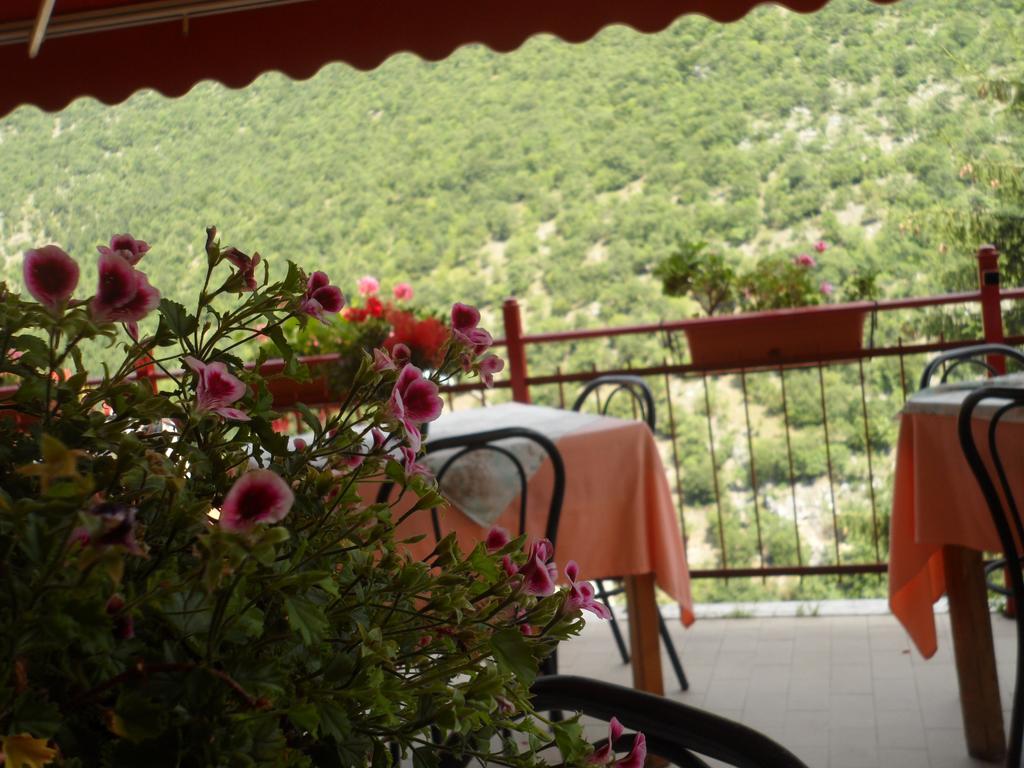 Hotel Grotta Dei Colombi à Scanno Extérieur photo